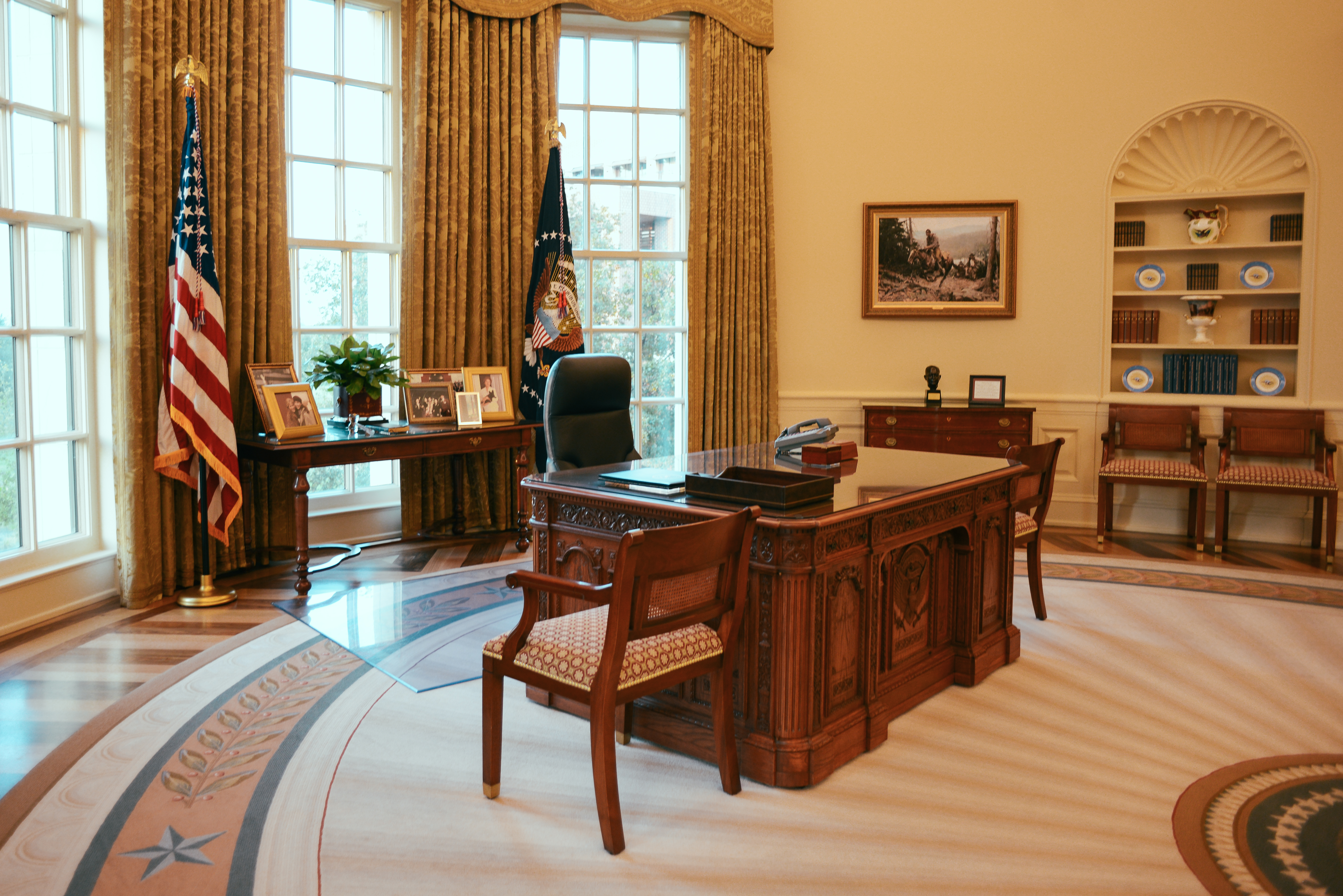 Oval Office replica featuring the Resolute Desk.