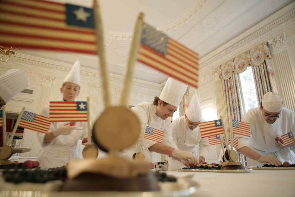 White House residence staff prepare desserts for a social lunch honoring President Ellen Johnson Sirleaf of Liberia at the White House, March 21, 2006.