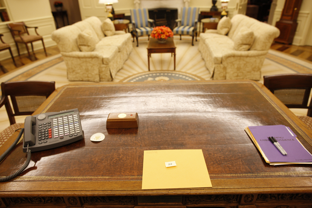 Envelope labeled "44" containing the transition letter from President George W. Bush left on the Resolute Desk in the Oval Office from President Barack Obama to find, January 20, 2009.