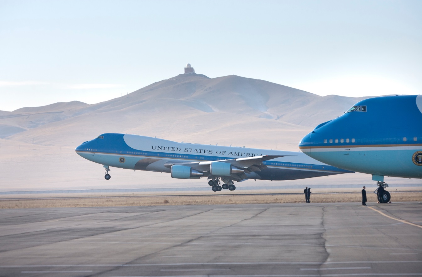 Air Force One landing on November 21, 2005.