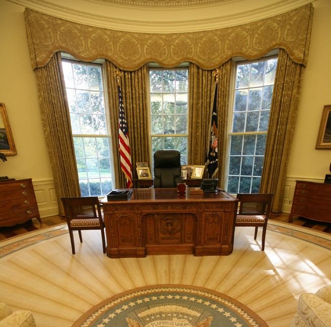Southern view of the Oval Office Including the Resolute Desk during the Presidency of George W. Bush, November 8, 2007.
