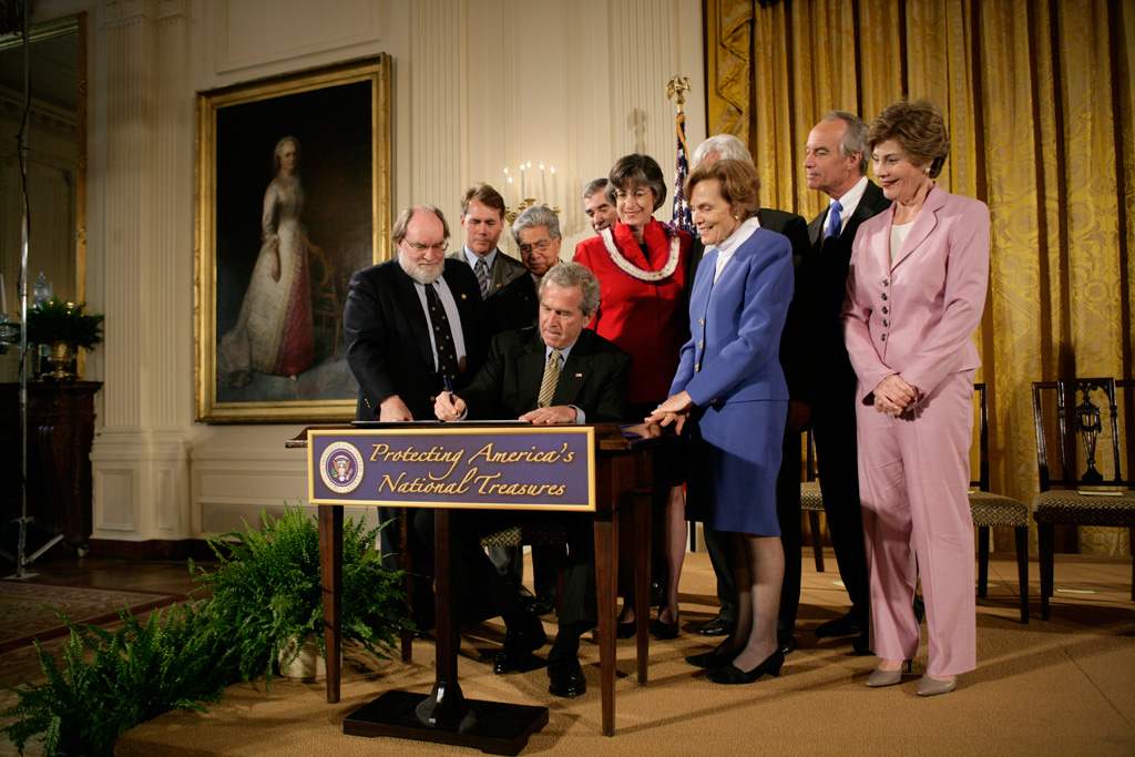 With Mrs. Laura Bush and guests looking on, President George W. Bush signs a proclamation to create the Northwestern Hawaiian Islands Marine National Monument at the ceremony, June 15, 2006, at the White House. (P061506ED-0524)
