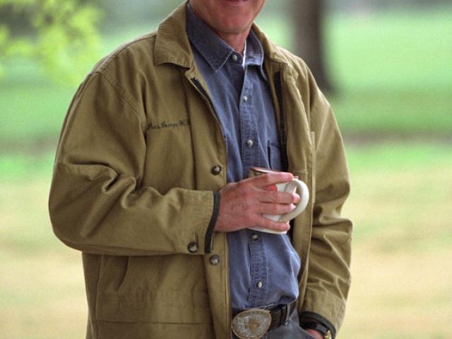 President George W. Bush poses for artist Robert Anderson, a portrait painter and former Yale classmate, March 30, 2002, at Prairie Chapel Ranch in Crawford, Texas. (P15319-21A)
