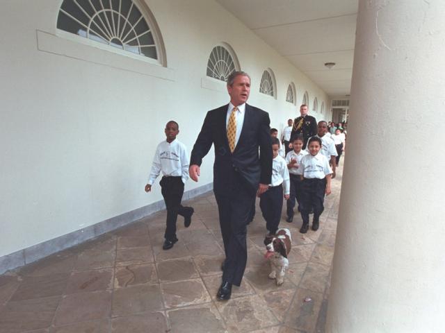 President Bush leads students on a tour