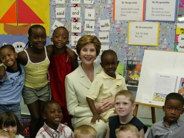 Mrs. Laura Bush Poses for a Photo with Students at Hueytown Elementary School in Birmingham, Alabama