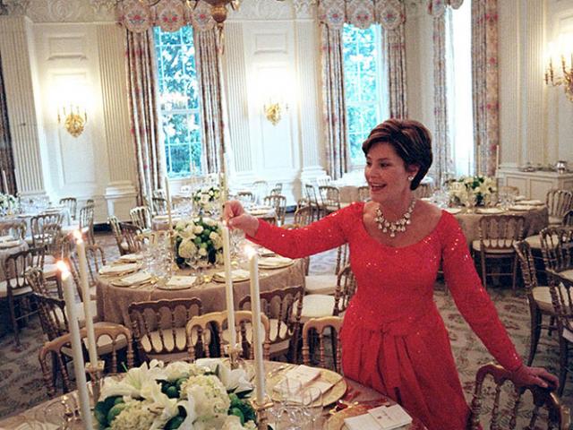 Mrs. Laura Bush lights candles for Mexico State Dinner, September 5, 2001.