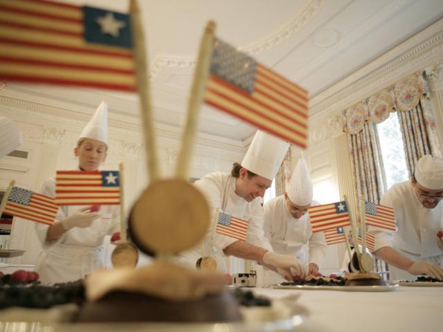 White House residence staff prepare desserts for a social lunch honoring President Ellen Johnson Sirleaf of Liberia at the White House, March 21, 2006.