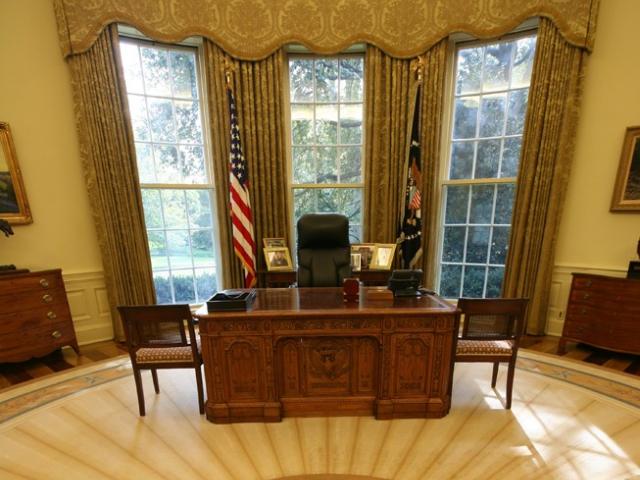 Southern view of the Oval Office Including the Resolute Desk during the Presidency of George W. Bush, November 8, 2007.