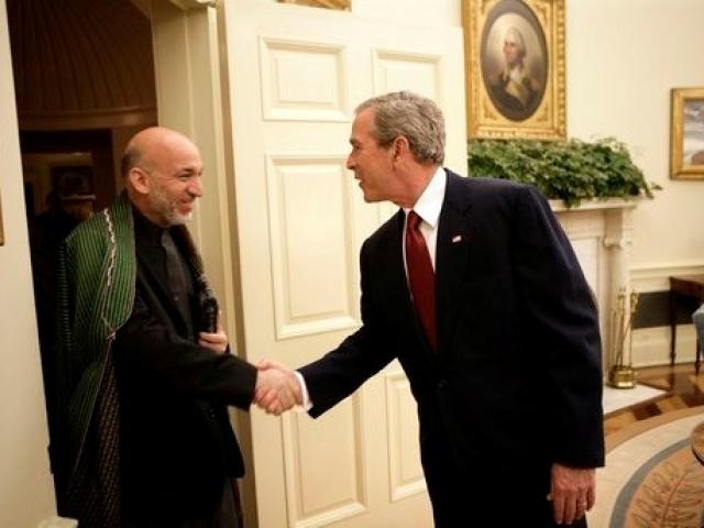Hamid Karzai shakes hands with President George W. Bush