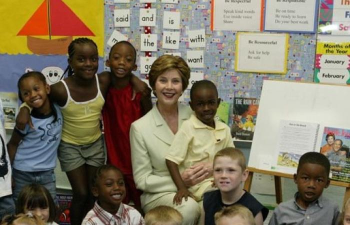 Mrs. Laura Bush Poses for a Photo with Students at Hueytown Elementary School in Birmingham, Alabama