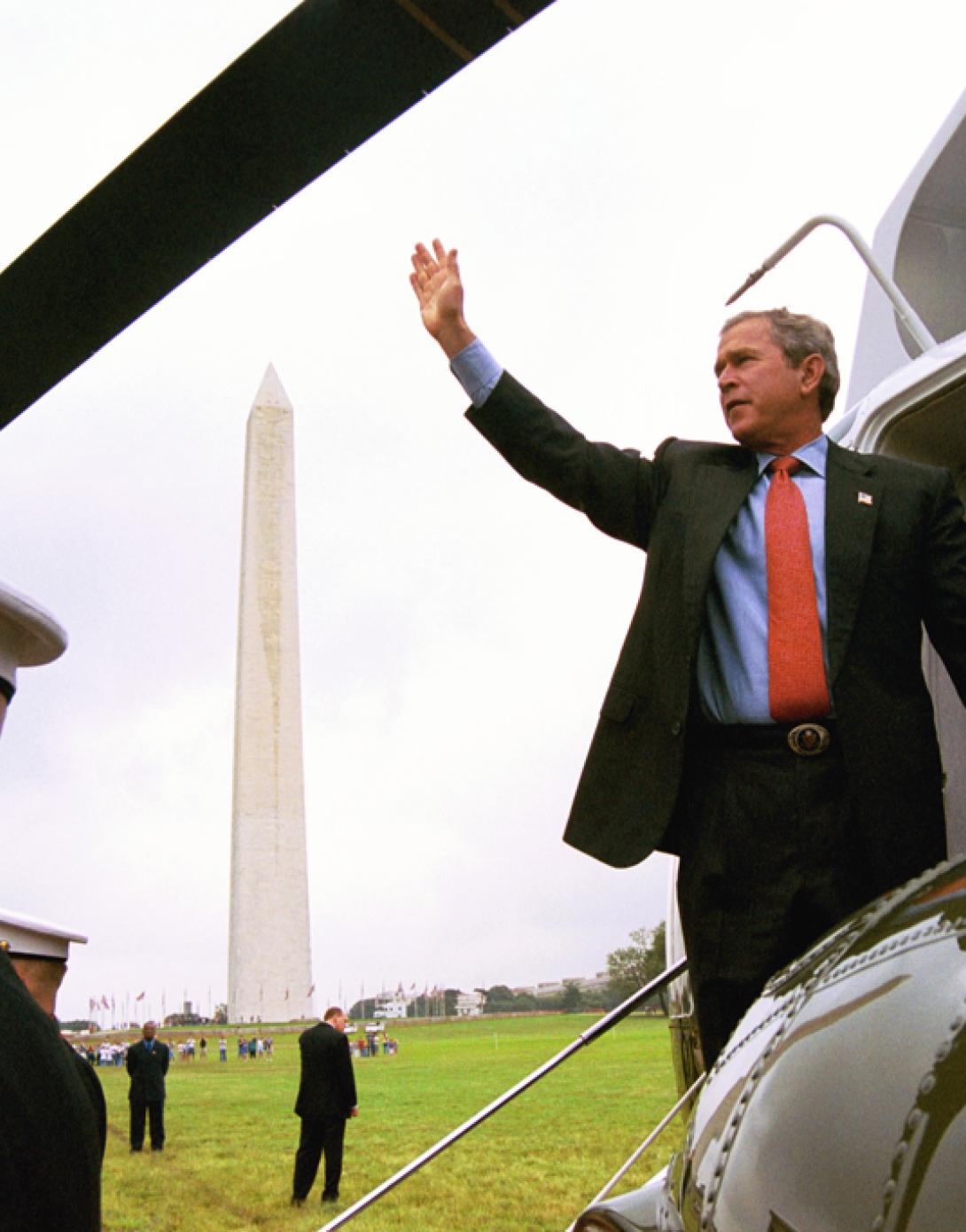 President George W. Bush waves as he boards Marine One en route to Minnesota, June 19, 2003. (P31257-11A)