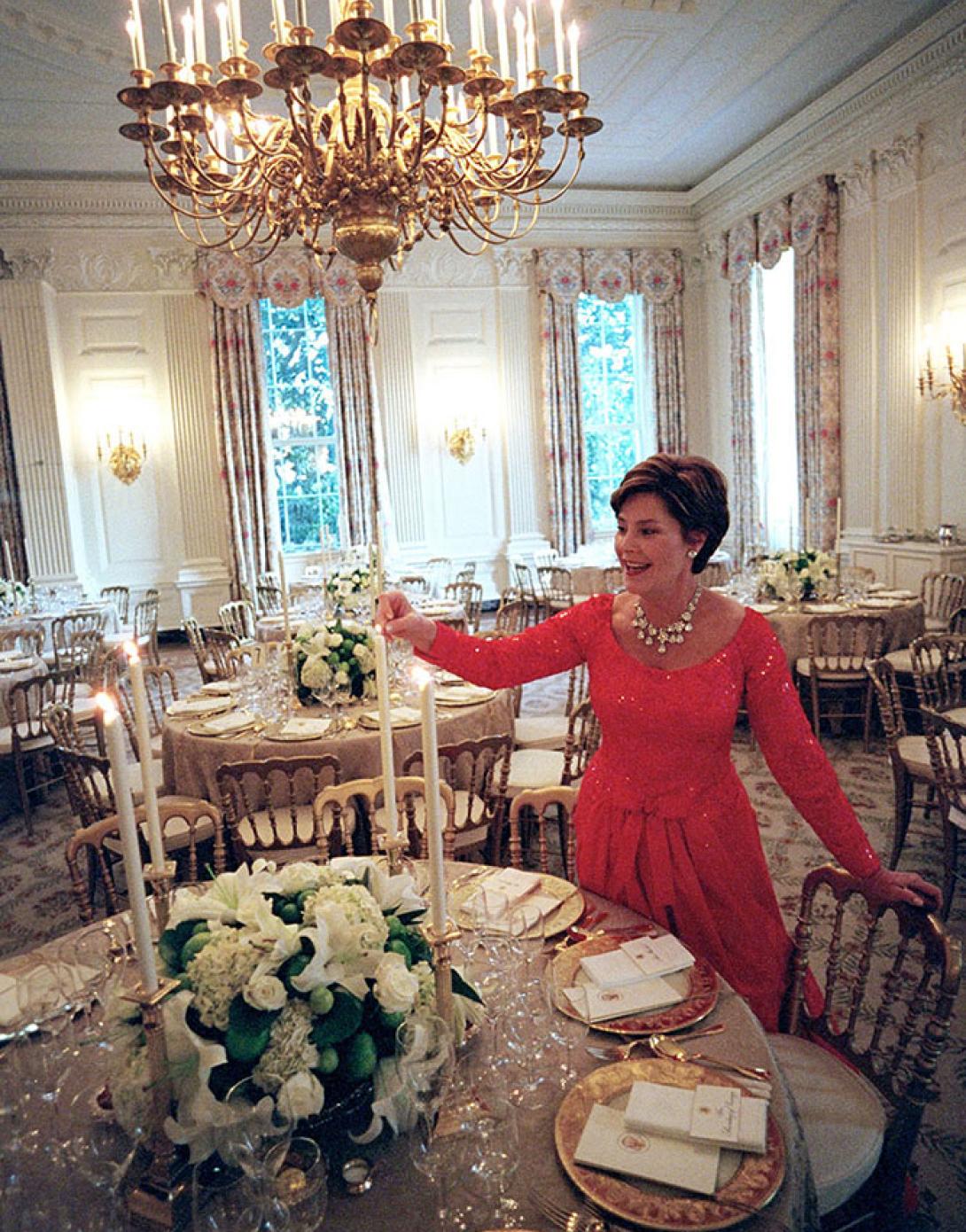Mrs. Laura Bush lights candles for Mexico State Dinner, September 5, 2001.